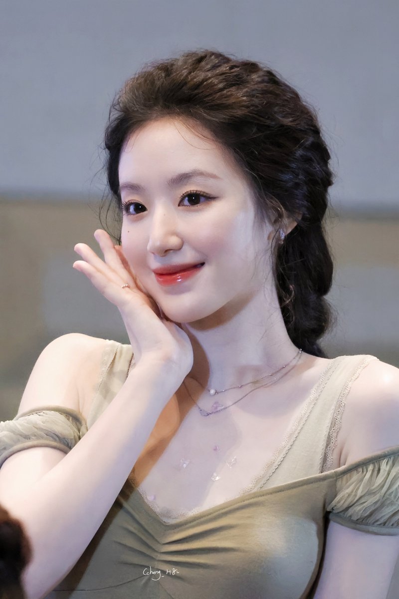 Ccheng_H8's tweet photo. 250609
🧝🏻‍♀️
#슈화 #SHUHUA #舒華
 #아이들 #idle https://t.co/9s0GTGHhtr