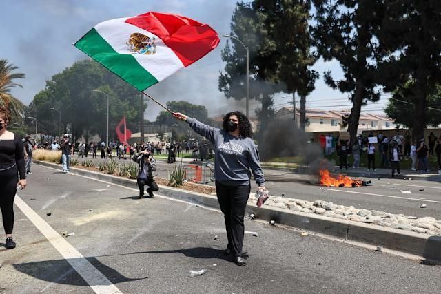 Ellos no cruzaron la frontera,la frontera los cruzó a ellos!!
Cuando EEUU despojó a México de más de la mitad de su territorio,en el tratado GUADALUPE HIDALGO, se comprometieron con aquel gobierno,que respetarían la cultura, la identidad y la PROPIEDAD DE LA TIERRA de los