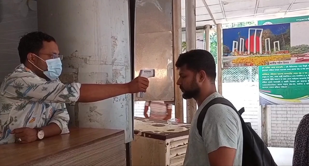 আওয়ামী লীগ নেতার সাথে ছবি ৩