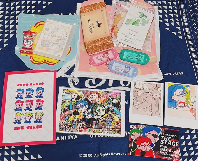昨日ご挨拶させていただいたフォロワー様、ありがとうございました!会えた嬉しさと緊張でカオナシばりに語彙力皆無マンで申し訳なかったです😭頂いた素敵なもの達は大切にさせていただきます💎✨
昼も夜もず~~~っと御三方は面白くてかっこよくてステキだった!!武道館楽しみ!!🫶🫶🫶 