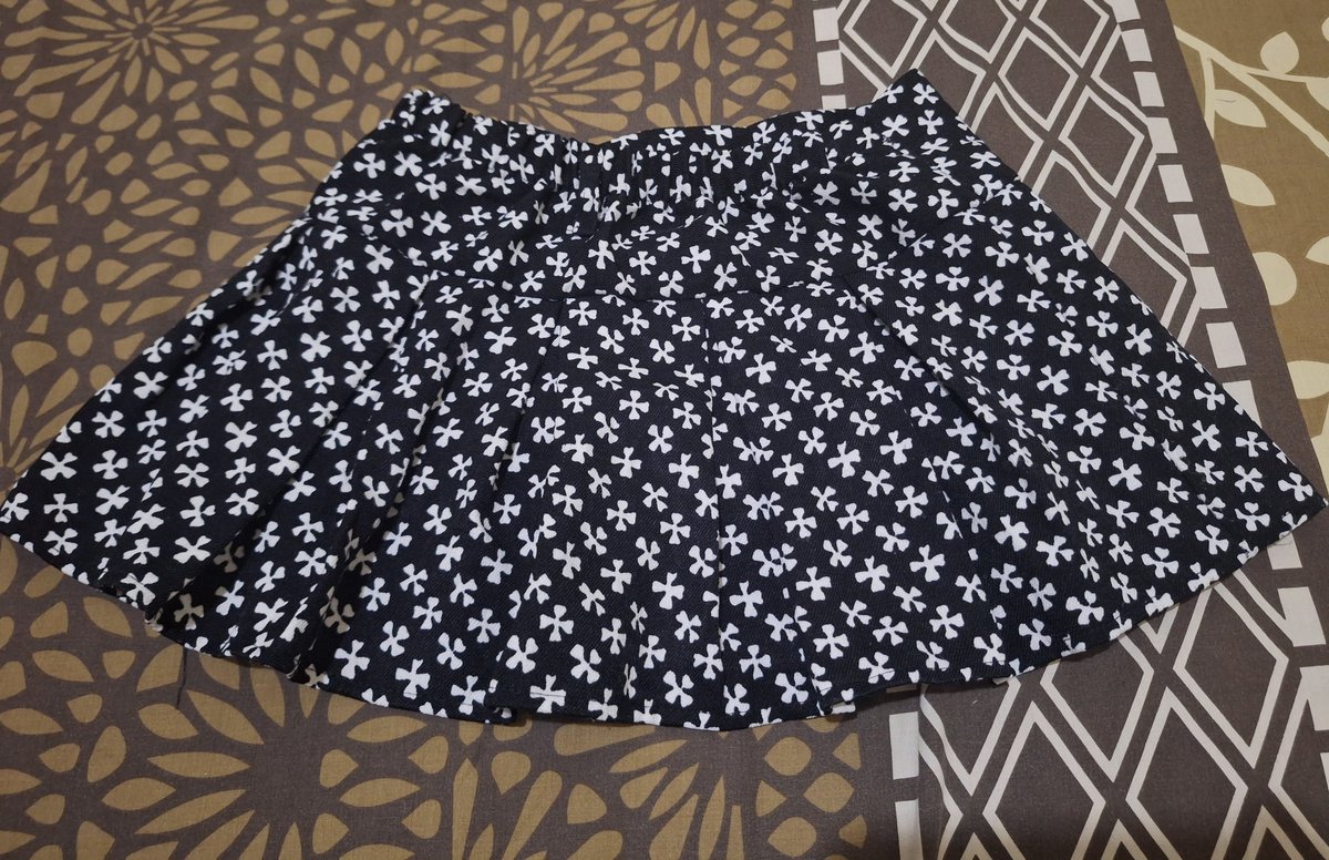 taylorwino's tweet photo. wts buat ngurangin baju dirumah sweater dan rokcel 10k aja https://t.co/obMh0K23L7