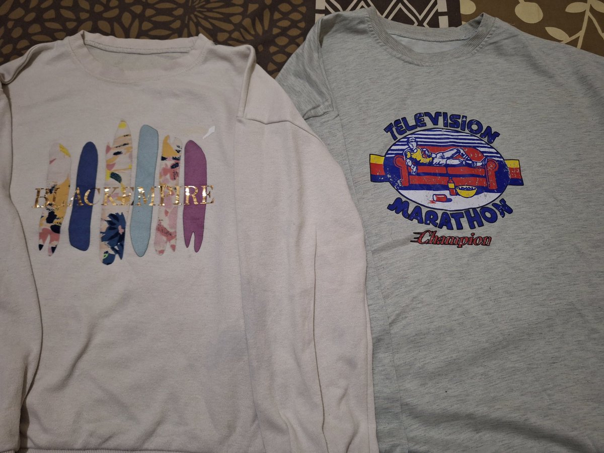 taylorwino's tweet photo. wts buat ngurangin baju dirumah sweater dan rokcel 10k aja https://t.co/obMh0K23L7