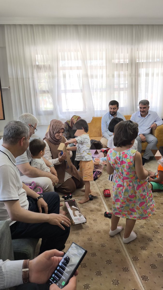 Teşkilat Başkan Yrd Milletvekilimiz <a href="/MustafaAlkayis/">Av. Mustafa Alkayış</a>,İl Bşk <a href="/fbulentkablann/">Faruk Bülent Kablan</a>,Kadın Kolları Bşk <a href="/AvSalihaDiler/">Av. Saliha DİLER</a>,Gençlik Kolları Bşk <a href="/ramazancetin02/">Ramazan ÇETİN</a> teşkilatımızla ile Şehit Musa Erdem Çocuk Evlerinde Kalan Çocuklarımızı Ziyaret Edip <a href="/RTErdogan/">Recep Tayyip Erdoğan</a> Dedelerinin Hediyelerini Takdim Etti.
