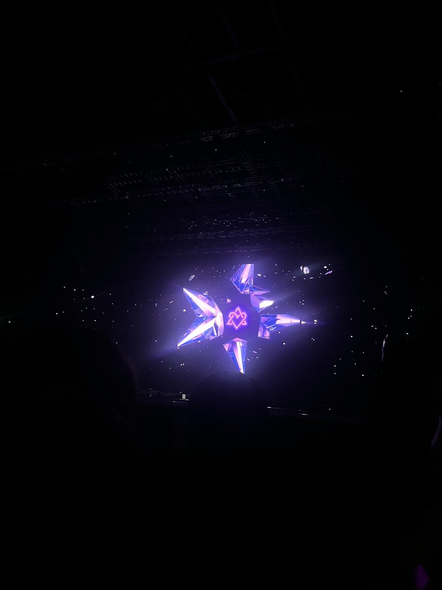 binipen0126's tweet photo. 久々のASTROは本当にかっこよくて可愛くて芸人ドルでほしい言葉をくれる完璧アイドルだった。ビニの歌や声が流れるたび皆で少し切なくなってでも共有できてよかった。ASTROと同じ時代を生きれることが本当に自分の支え
ジヌがしんどいことがあっても耐えようって本当にそう耐える！また会える日まで！ https://t.co/MUOctxYMPl