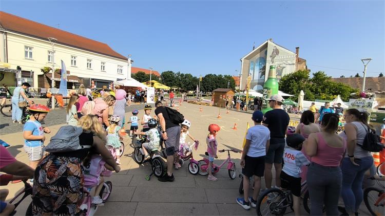 Policijski službenici educirali djecu i odrasle o sigurnom sudjelovanju u prometu tinyurl.com/zzrdkdxz