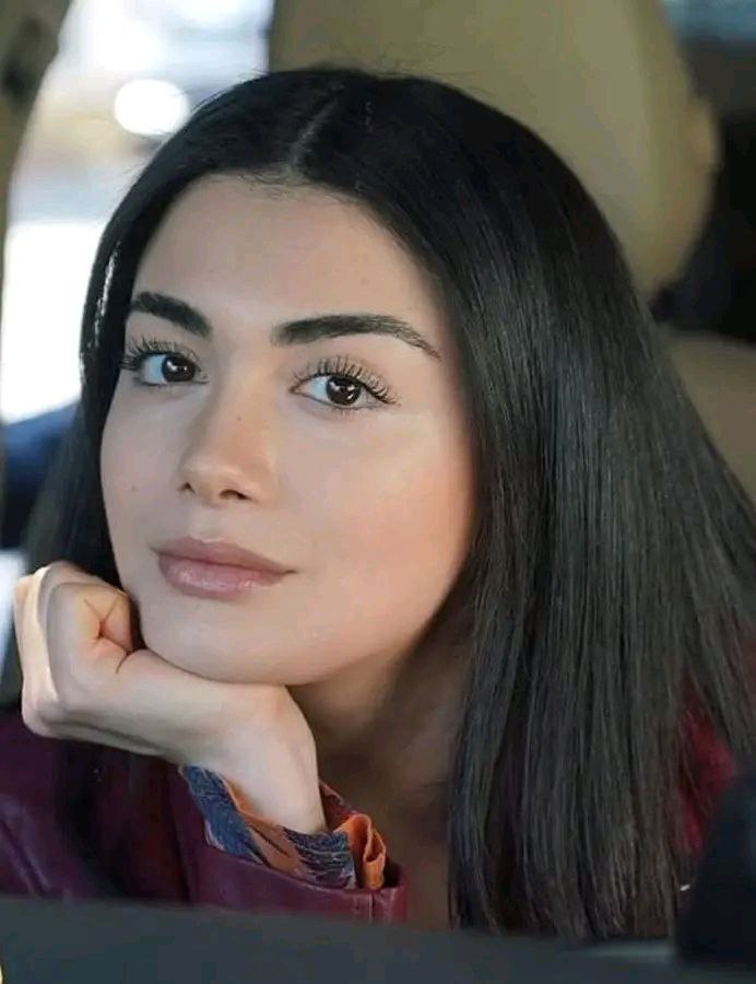 أجمل مافى الحياة أن تجد اشخاصا طيبين.....
يصبحون ملاذا لقلبڪ......
حين تريد الهروب من واقعڪ الملئ بالأقنعة......
اشخاصا قلبهم ڪبير ونيتهم 
صافيه...