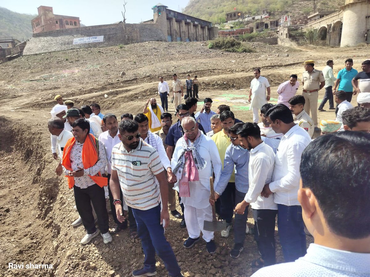 DevnirwanDev's tweet image. आज जमवारामगढ़ बांध पर माननीय शिक्षा मंत्री महोदय और विधायक महेंद्र पाल मीणा के साथ मिलकर श्रमदान किया कंप्यूटर अनुदेशकों केडर विस्तार और वेतन विसंगति संबंधित ज्ञापन  विधायक के द्वारा शिक्षा मंत्री जी को दिया गया मंत्री जी ने कहा यह मामला मेरे संज्ञान में है कार्यवाही चल रही है