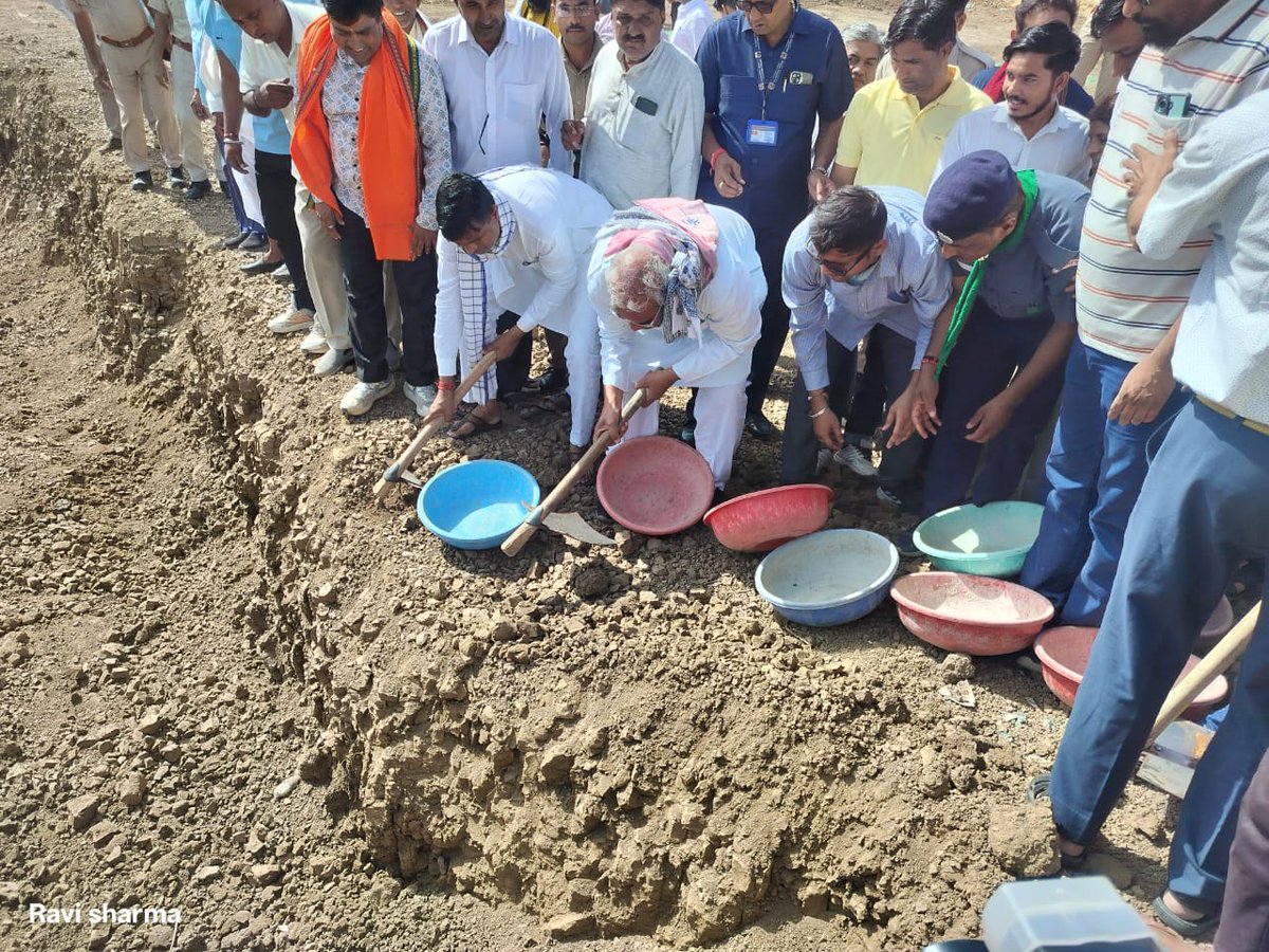 DevnirwanDev's tweet image. आज जमवारामगढ़ बांध पर माननीय शिक्षा मंत्री महोदय और विधायक महेंद्र पाल मीणा के साथ मिलकर श्रमदान किया कंप्यूटर अनुदेशकों केडर विस्तार और वेतन विसंगति संबंधित ज्ञापन  विधायक के द्वारा शिक्षा मंत्री जी को दिया गया मंत्री जी ने कहा यह मामला मेरे संज्ञान में है कार्यवाही चल रही है