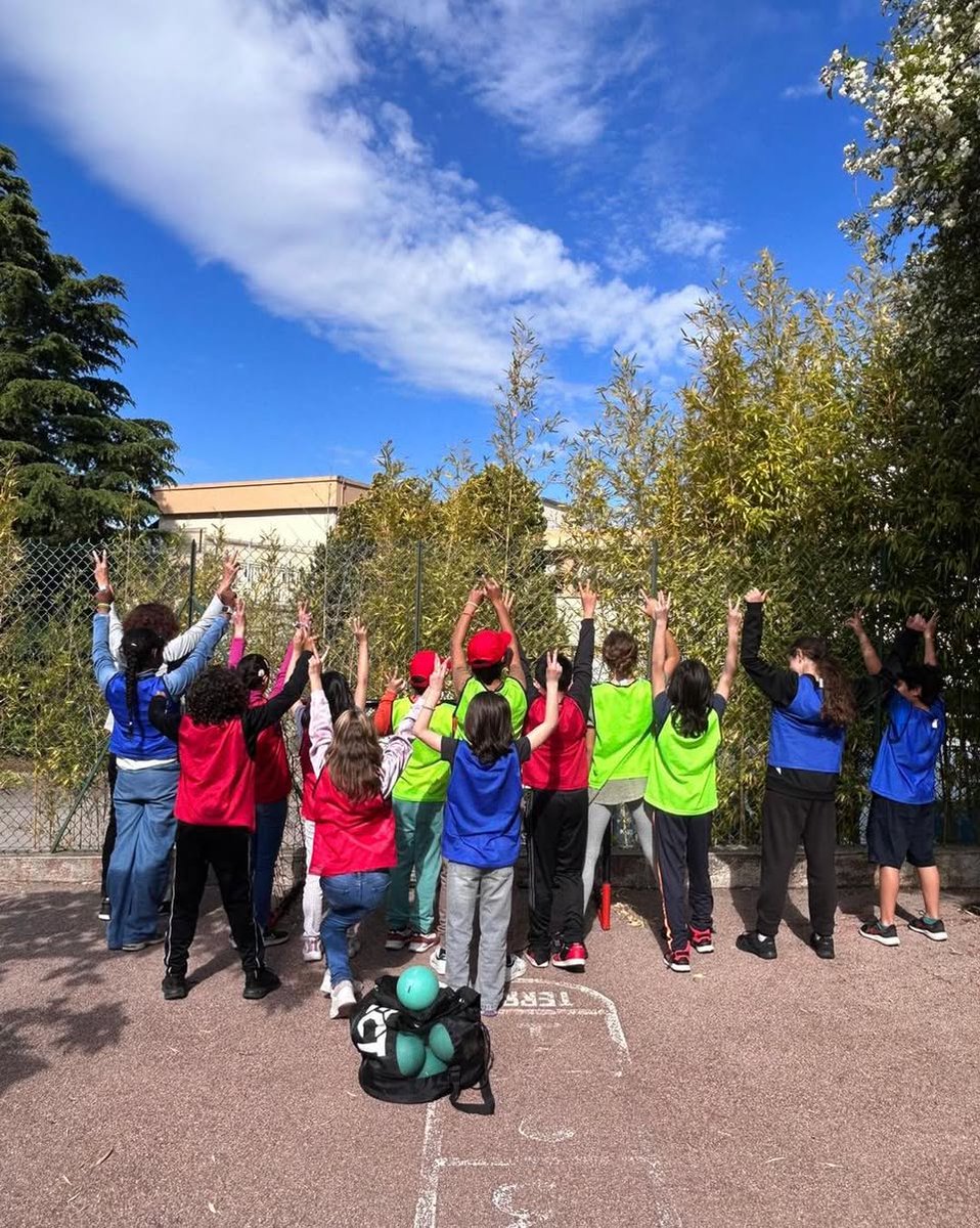 Premiers de Cordée (@premiersdcordee) on Twitter photo 📊Retour sur nos actions #SportHôpital du mois de mai
👧 5 155 enfants bénéficiaires 
🤝36 initiations collectives
👟64 séances #HOPISPORT
🎉 3 #JournéesEvasion
💪8 enseignants APA mobilisés
🏅 321 éducateurs sportifs mobilisés
🙌217 bénévoles à nos côté
Merci à  tous💙 📊Retour sur nos actions #SportHôpital du mois de mai
👧 5 155 enfants bénéficiaires 
🤝36 initiations collectives
👟64 séances #HOPISPORT
🎉 3 #JournéesEvasion
💪8 enseignants APA mobilisés
🏅 321 éducateurs sportifs mobilisés
🙌217 bénévoles à nos côté
Merci à  tous💙