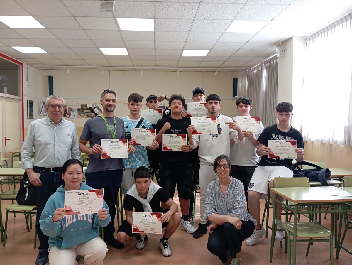 🎓✨ ¡Orgullosos de nuestros alumnos y alumnas de FP de Grado Básico!

Hoy les entregamos un diploma como símbolo de todo lo que han crecido, no solo a nivel académico, sino también personal 📚🧠👣.

¡Os esperamos el próximo curso con las pilas cargadas! 🔋🚀