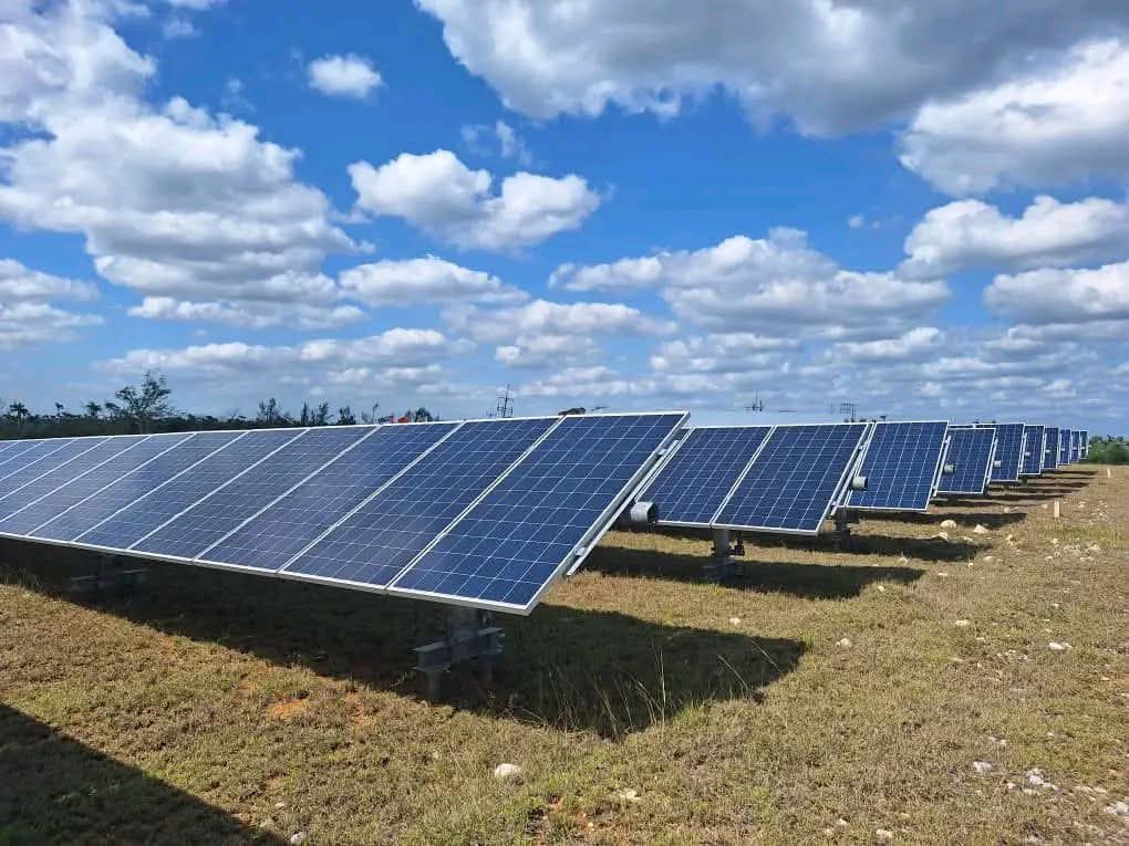 KeylaEG72's tweet photo. Con la entrada en operación del Parque Solar "Hoyo Colorado", en Martí (21.8 MW), el país supera por primera vez los 400 MW de potencia instantánea en energía solar, más que la CTE Guiteras.
#Cuba https://t.co/nz2Qc0i0ol