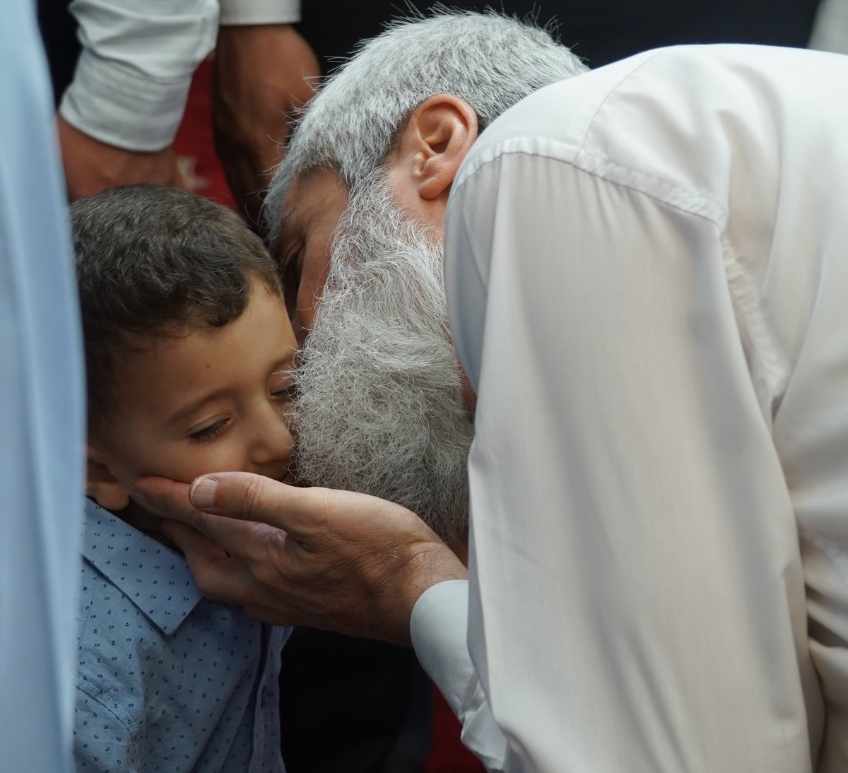 Furkan Hareketi mensupları, Kurban Bayramının 4. Günü birbirleriyle ve Alparslan Kuytul Hocaefendi ile bayramlaştılar.

#FurkanHareketi
#ÖncüNesilBayramlaşıyor