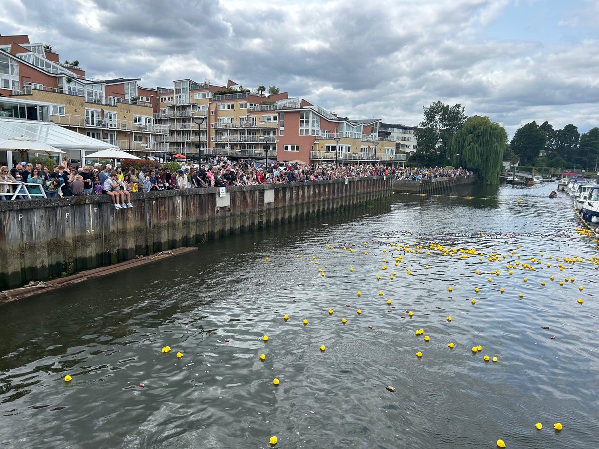 NickFerrariLBC's tweet photo. Great fun helping with yesterday’s duck race to raise money for #lightsupteddington and the @RNLI. NF https://t.co/fKucL0md0X