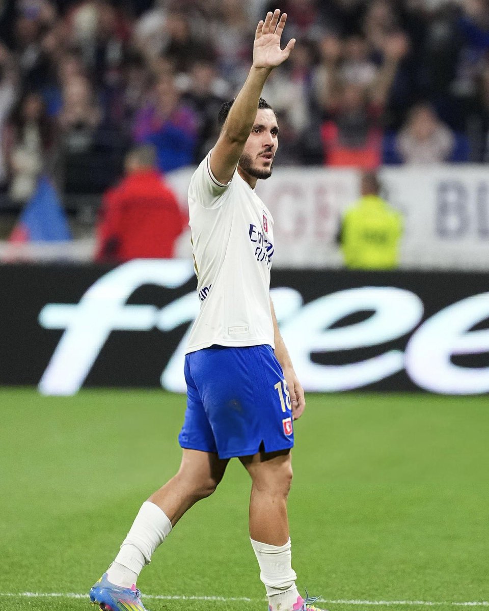 𝘽𝙍𝙀𝘼𝙆𝙄𝙉𝙂: Rayan Cherki has ARRIVED in Manchester. 🛬📍