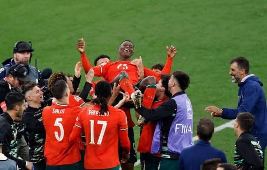 البرتغال ترفع بطلها                        الأرجنتين ترفع بطلها