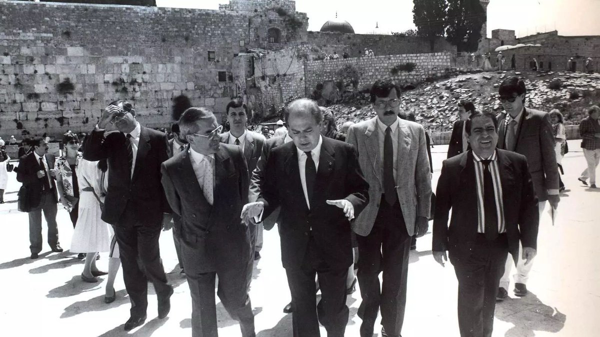 El 1987 Jordi Pujol va visitar oficialment Israel. Va tornar el 1994 i el 2003 per reforçar els vincles econòmics, culturals i institucionals entre Catalunya i Israel.

Un llegat que els polítics actuals, mediocres i covards, han malbaratat.

Avui ha fet 95 anys. Per molts anys!
