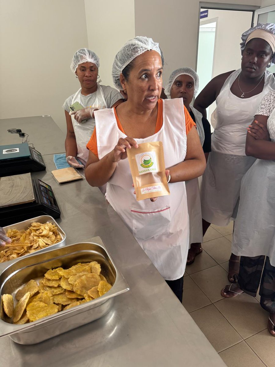 FRS (@fundacionfrs) on Twitter photo Finaliza con éxito el proyecto financiado por <a href="/LaRiojaAltaSA/">Bodega La Rioja Alta, S.A.</a> "Mujeres Caboverdianas Mejoran la Cadena de Valor de Chips de Banana». Iniciativa que contribuye al empoderamiento económico de las mujeres y al desarrollo local del mercado <a href="/omcv_/">OMCV - Organização das Mulheres de Cabo Verde</a> <a href="/CaboVerde_Gov/">Governo Cabo Verde</a> shre.ink/ecF3 Finaliza con éxito el proyecto financiado por <a href="/LaRiojaAltaSA/">Bodega La Rioja Alta, S.A.</a> "Mujeres Caboverdianas Mejoran la Cadena de Valor de Chips de Banana». Iniciativa que contribuye al empoderamiento económico de las mujeres y al desarrollo local del mercado <a href="/omcv_/">OMCV - Organização das Mulheres de Cabo Verde</a> <a href="/CaboVerde_Gov/">Governo Cabo Verde</a> shre.ink/ecF3