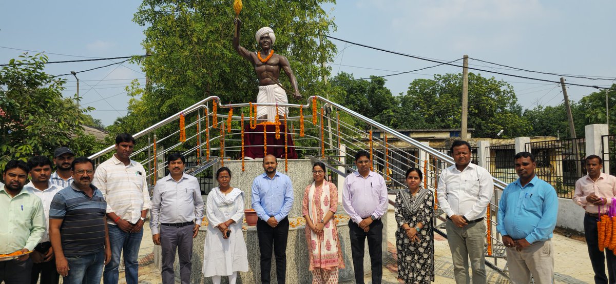 धरती आबा भगवान बिरसा मुंडा की 125वीं पुण्यतिथि पर समाहरणालय परिसर स्थित नगर पंचायत कार्यालय के समीप उनकी प्रतिमा पर माल्यार्पण कर उन्हें श्रद्धांजलि अर्पित की गई। साथ ही उनके द्वारा देश के लिए दिये गये बलिदान को याद किया।
#BirsaMunda
<a href="/JharkhandCMO/">Office of Chief Minister, Jharkhand</a> <a href="/prdjharkhand/">IPRD Jharkhand</a>