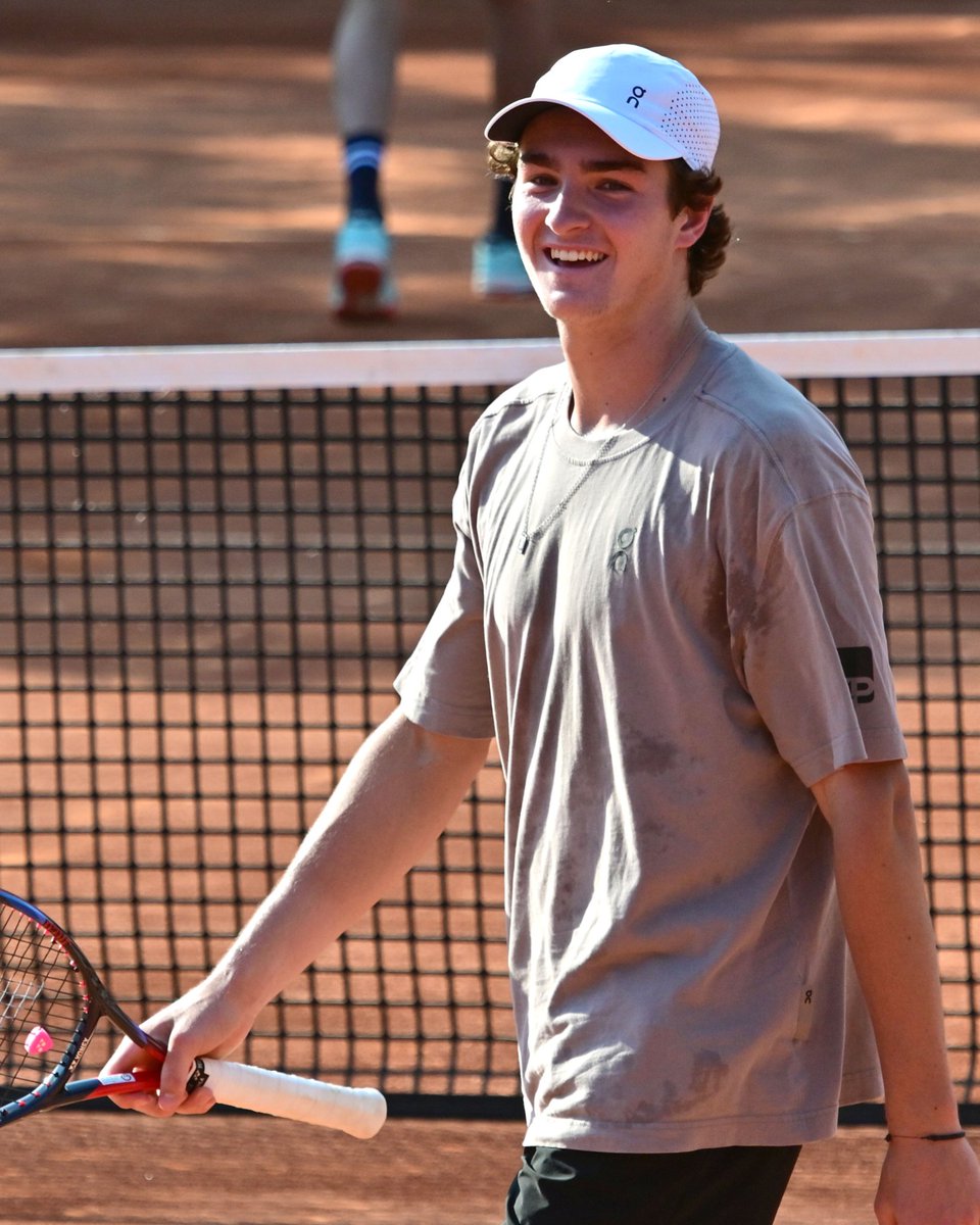 Sorria, hoje é Dia do Tenista! 😀🎾

Você sabia que no dia 9 de junho é comemorado o Dia do Tenista no Brasil? Celebre fazendo o que a gente mais gosta, seja jogando ou assistindo ao nosso esporte tão amado! ❤️