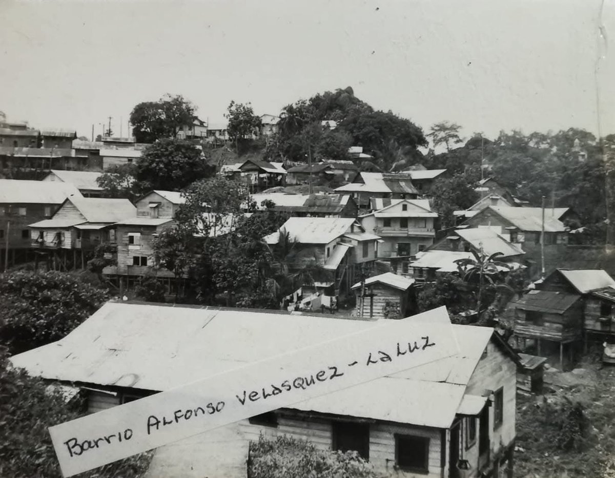 𝗘𝗡 𝗘𝗟 𝗥𝗘𝗖𝗨𝗘𝗥𝗗𝗢 | 📸 Barrio Luis Alfonso Velásquez, #SiunaHistórica 🕰️

Un rincón de historia viva, bordeado por casas de arquitectura tradicional en madera 🪵. Cada detalle guarda memorias, aromas de antaño y la calidez de un tiempo que se resiste al olvido.

¿Alguna