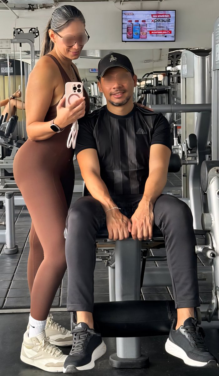DianaAndCesar's tweet photo. Esta no es la típica historia de "uds. ya entrenaron hoy?" o "ya hicieron ejercicio?". La realidad aquí es que ella entrena juiciosa y él la acompaña para morbosearle ese rico🍑 https://t.co/o2B3H9FZFW