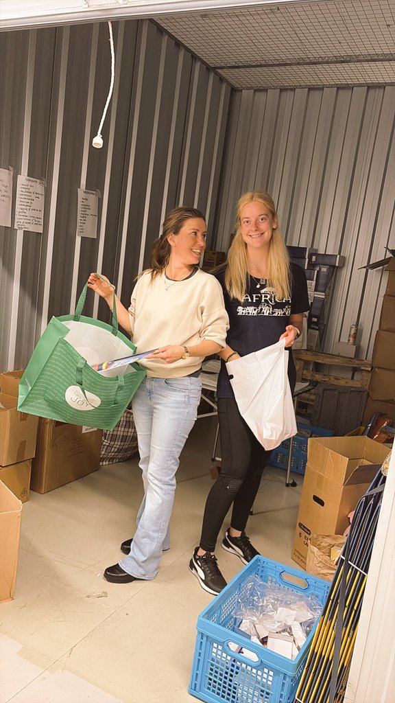SJEerhart's tweet photo. Nog eentje dan, inpakploeg druk aan het werk💪💪#LifeWithJoy
200 zomerpakketten voor minimagezinnen gaan komende week, via hulpverleners, naar de aangemelde gezinnen in de regio Haarlem, Velsen, Heerhugowaard en Castricum.
#Samenmakenwehetmooier https://t.co/ktMgDAkp5I