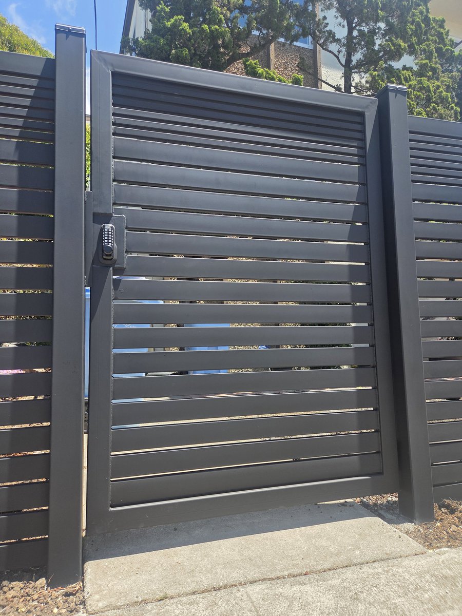 TheExpertGateUs's tweet image. Just installed this modern steel pedestrian gate with a mechanical keypad lock in Berkeley, CA! 🔐

Sleek design, secure access, and zero power needed.
Built to last – and look great doing it.

📞 (925) 766-8893
🔗 The Expert Gate Company theexpertgate.com

#SteelGate