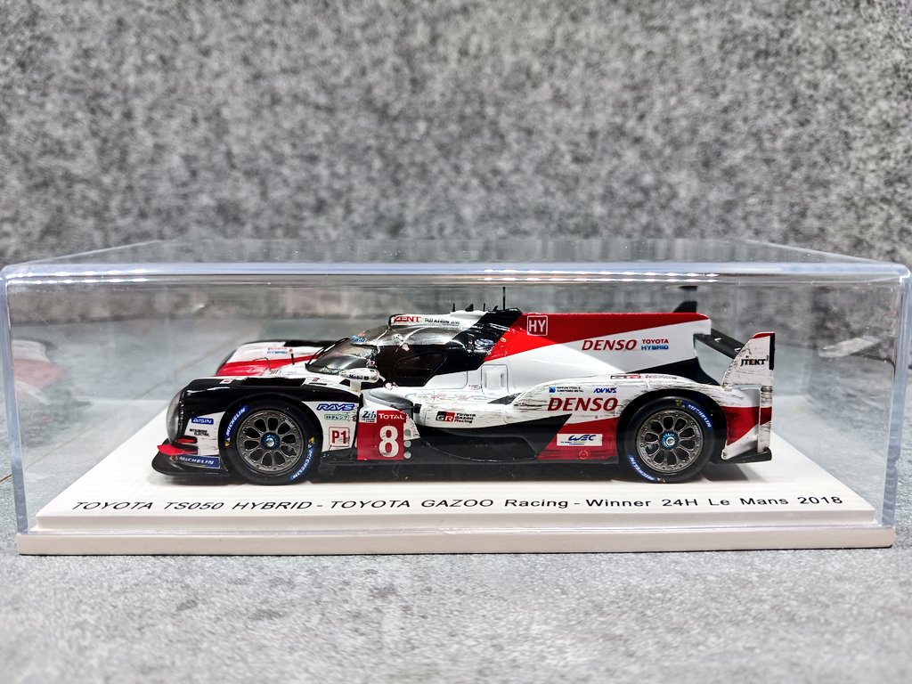 Team_Shinobi74's tweet photo. 2018 No.8 TOYOTA TS050 HYBRIDです。
ウェザリング仕様のミニカーをゼッケン横の汚れを手書きで追加しました。
よりリアルになったと思う☺
#ミニカーと実車
#spark
#スパーク
#WEC
#FIA世界耐久選手権
#TOYOTAGAZOORACING
#TS050 https://t.co/n7g50UdMqs