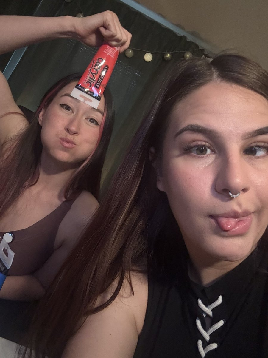 Human_Siri's tweet photo. Surprise paintstream w/ @TizFizzy ✨ 

https://t.co/kqcMUNrSuO https://t.co/uwHqNXqSyB