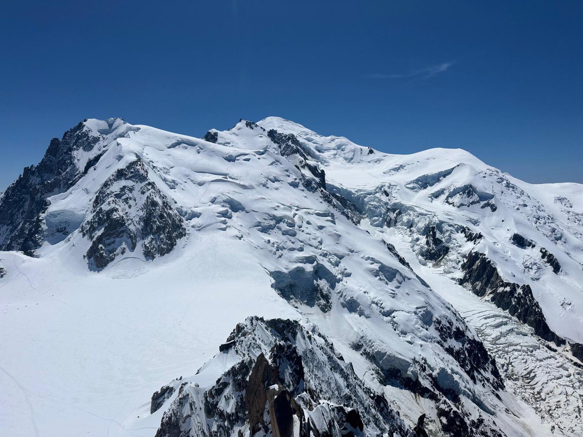 Au sommet de l’Aiguille du Midi, avec en arrière-plan l’un des objectifs de l’aventure, Sa Majesté le Mont-Blanc ! 🏔️
#MontBlanc #Alpes