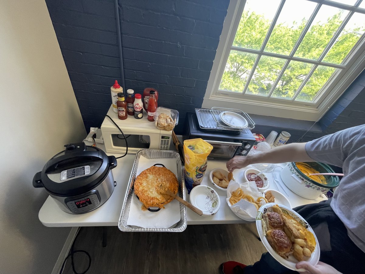 VSEngineering's tweet image. From casseroles to desserts, our Evansville crew brought their A-game to last week&apos;s lunch pitch-in! Our Evansville office shared a lunch over delicious homemade dishes. 🍔 🥗 🍕

#officelife #vsengineering #engineering