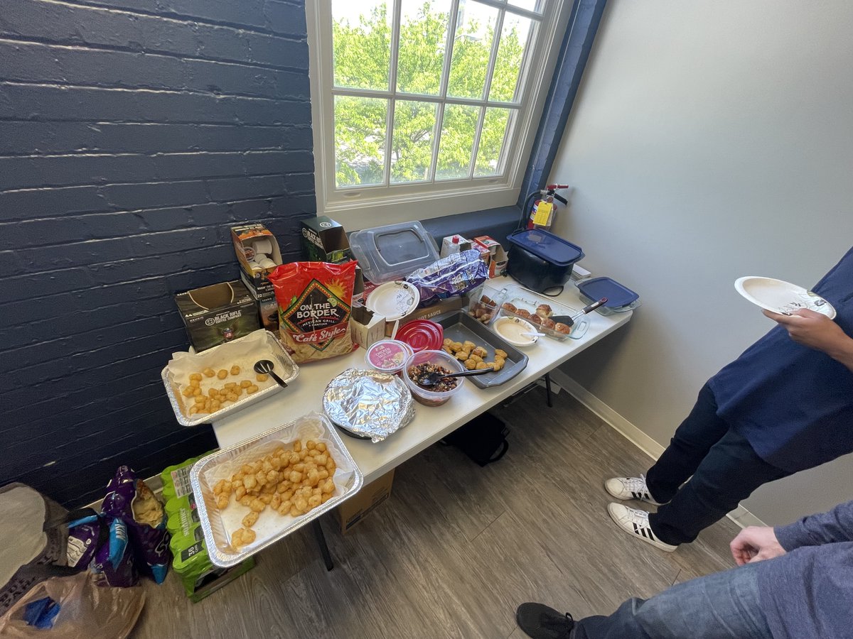 VSEngineering's tweet image. From casseroles to desserts, our Evansville crew brought their A-game to last week&apos;s lunch pitch-in! Our Evansville office shared a lunch over delicious homemade dishes. 🍔 🥗 🍕

#officelife #vsengineering #engineering