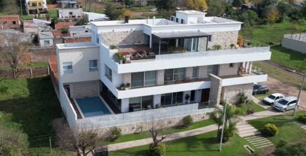 LA MANSIÓN DEL CHOREO: OTTAVIS Y LOS $11.000 MILLONES PERDIDOS 
La ONG “Amarte Argentina”, del ex camporista José Ottavis y su esposa Celia Brítez, recibió $11.000 millones para hacer viviendas y obras en Corrientes. Nada se construyó. Pero él sí se construyó esto 👇(hilo)