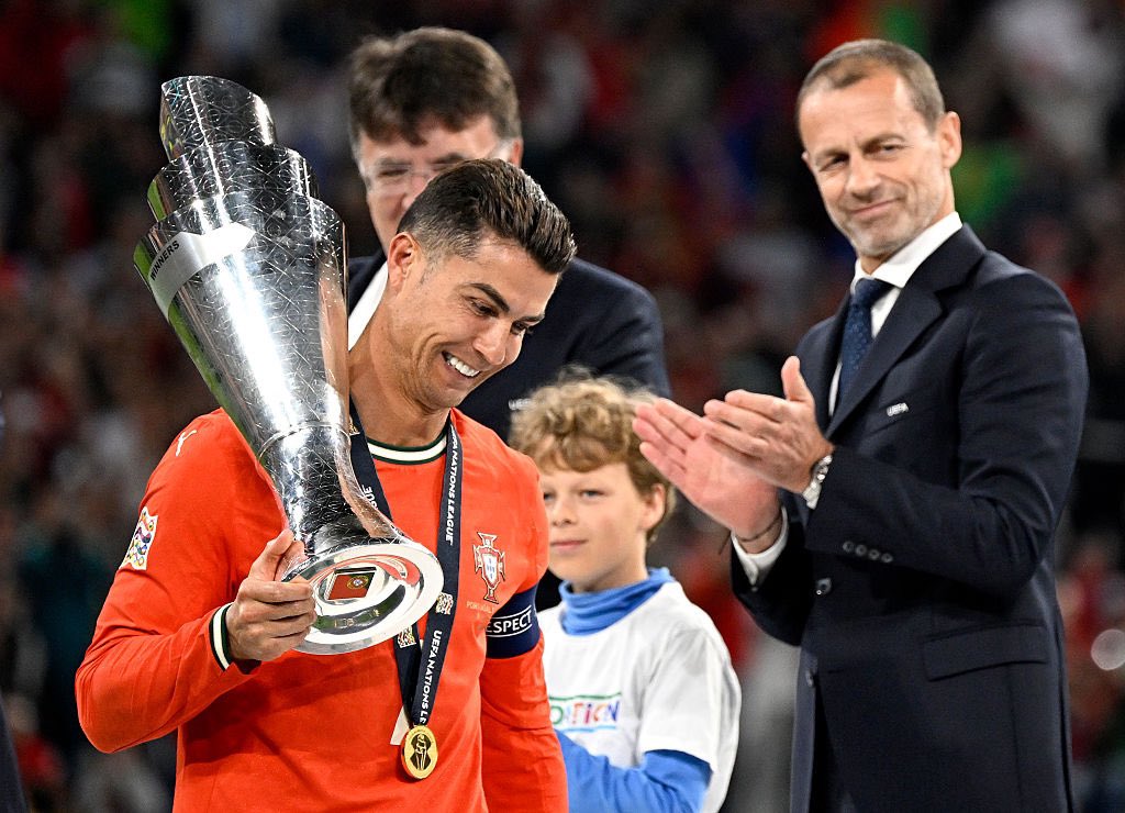 l will not force my kids to love Ronaldo, but they will have freedom to choose between Ronaldo or leave my house
 😂