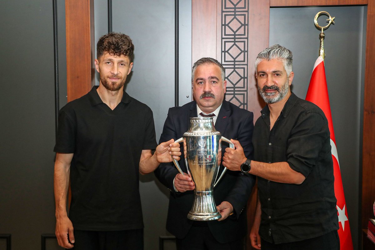 Bugün, Van’ın ruhunu, kimliğini ve mücadelesini yansıtan eşsiz bir değeri Vanspor’a armağan ediyoruz. 65 VAN 65 plakası, hem başta hem sonda Van’ın plaka kodunu taşıyan, ortasında ise şehrimizin adıyla Van’ın tüm değerlerini üzerinde barındıran dünyada tek plakadır.
   Biz