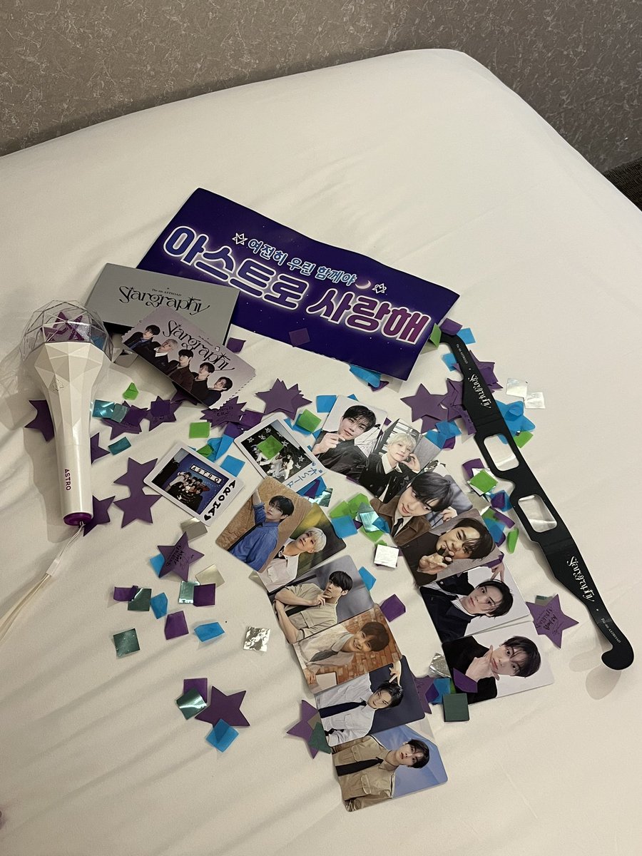 binipen0126's tweet photo. もう日本だけど、昨日は11:30ぐらいにホテルに戻りその後鑑賞会してしまい、寝るのは3時になりました。ASTROのおかげで大変寝不足です。肌荒れやばいです。お腹ぽっこりですそれでもASTROのおかげで余韻たくさんで幸せです。 https://t.co/pKrH6I7epW