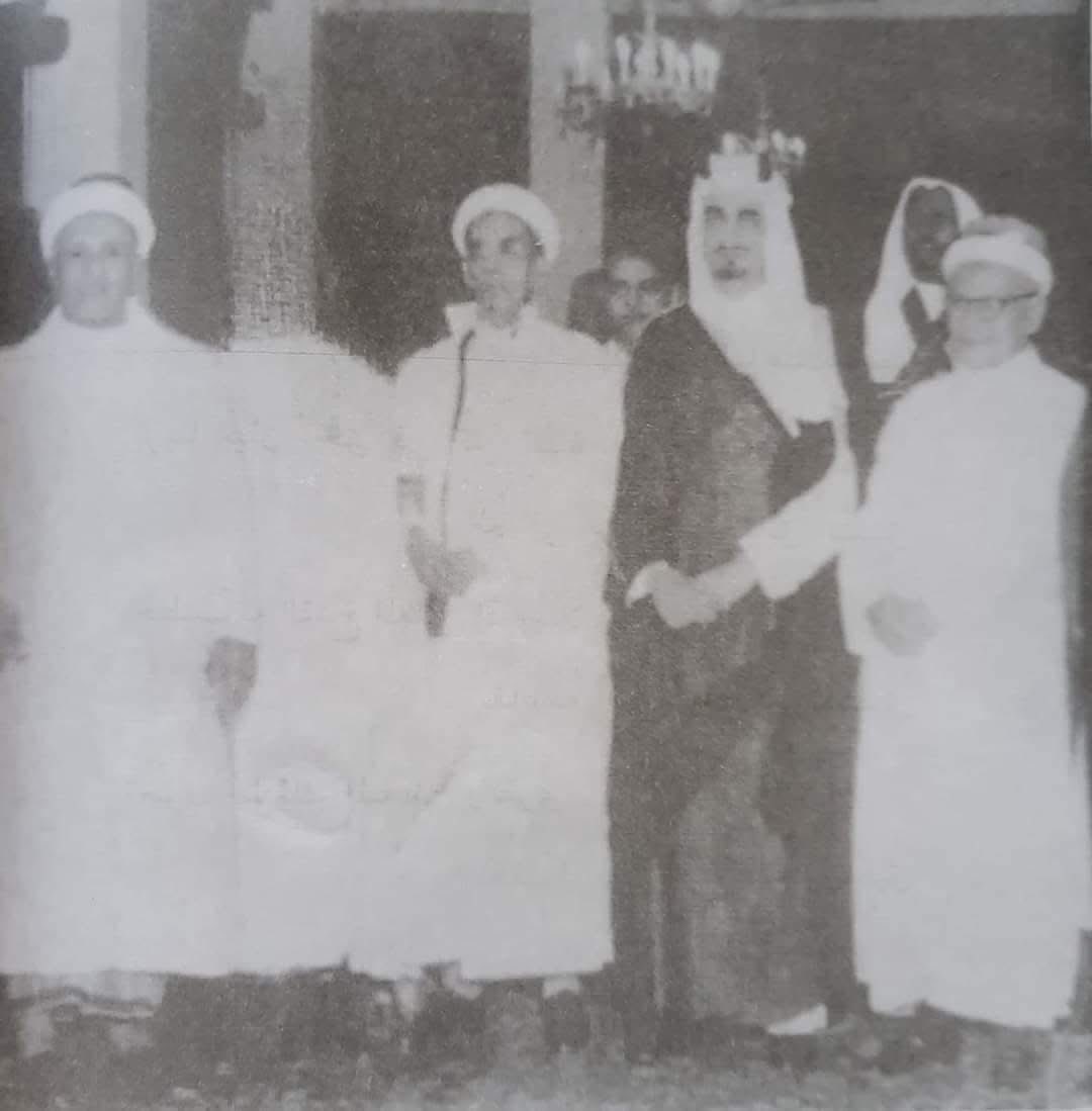 King Faissal was „the special one“ in his family maintaining good relations with the Muslims, also with Sūfīs.

Here he is with the Sūfī the Sālih, the Muftī Jawhar Alawī Ibn Tāhir al-Haddād from the offspring’s of Sūfī Master: Abdullāh Ibn Alawī al-Haddād رحمهم الله أجمعين
