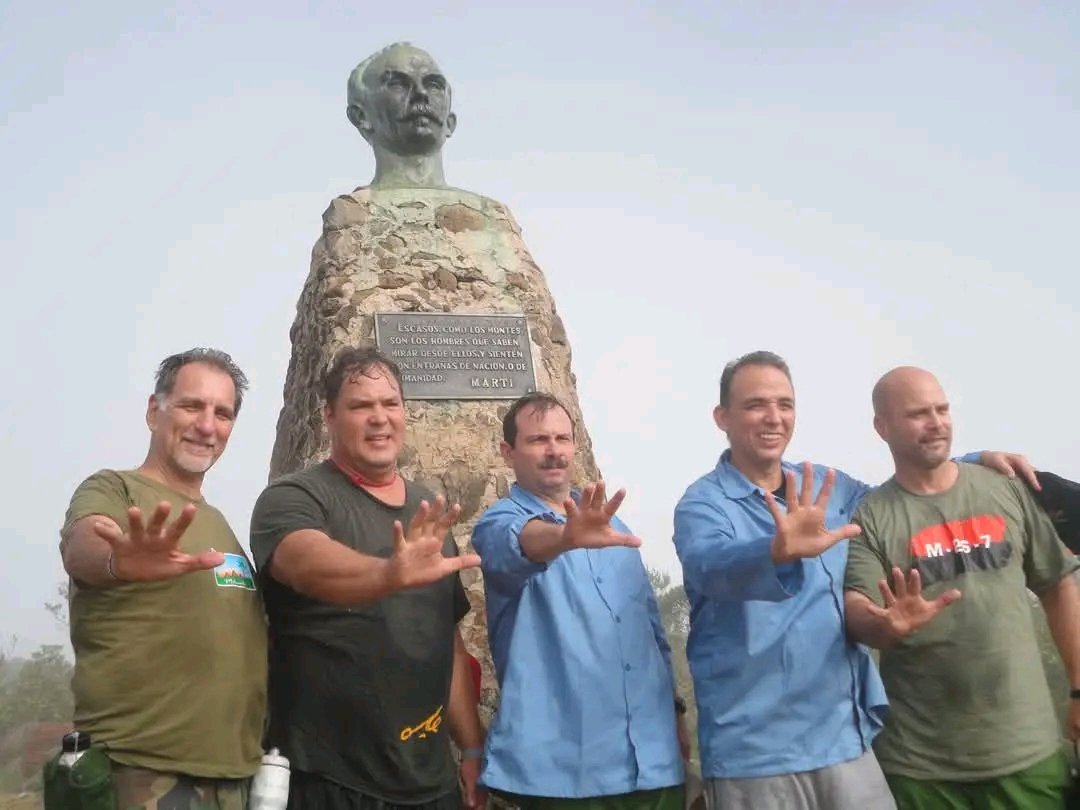 "¡Culpables!",  dijo la jueza aquel 8 de junio, y luego repartió cadenas perpetuas para que jamás saliéramos de prisión. Los odiadores -entre ellos algunos terroristas- celebraron. No calcularon que un "genio" diría  "¡Volverán!", y volvimos. #Cuba #LosCinco
 #FidelEsCuba