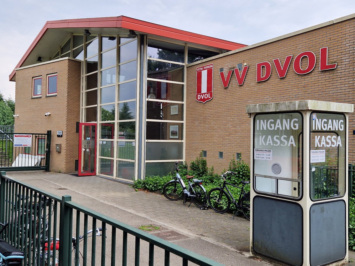 ⚽️ 🇳🇱 <a href="/DVOLent/">vvDVOL</a> 🆚️ <a href="/RKZVC/">RKZVC</a> om promotie/degradatie naar de 2e/3e klasse 

🏟 op 'Sportpark Vossenpels'

#groundhopping #groundspotting #footballgrounds #footballculture #Lent #Zieuwent #amateurvoetbal #DVOL #RKZVC