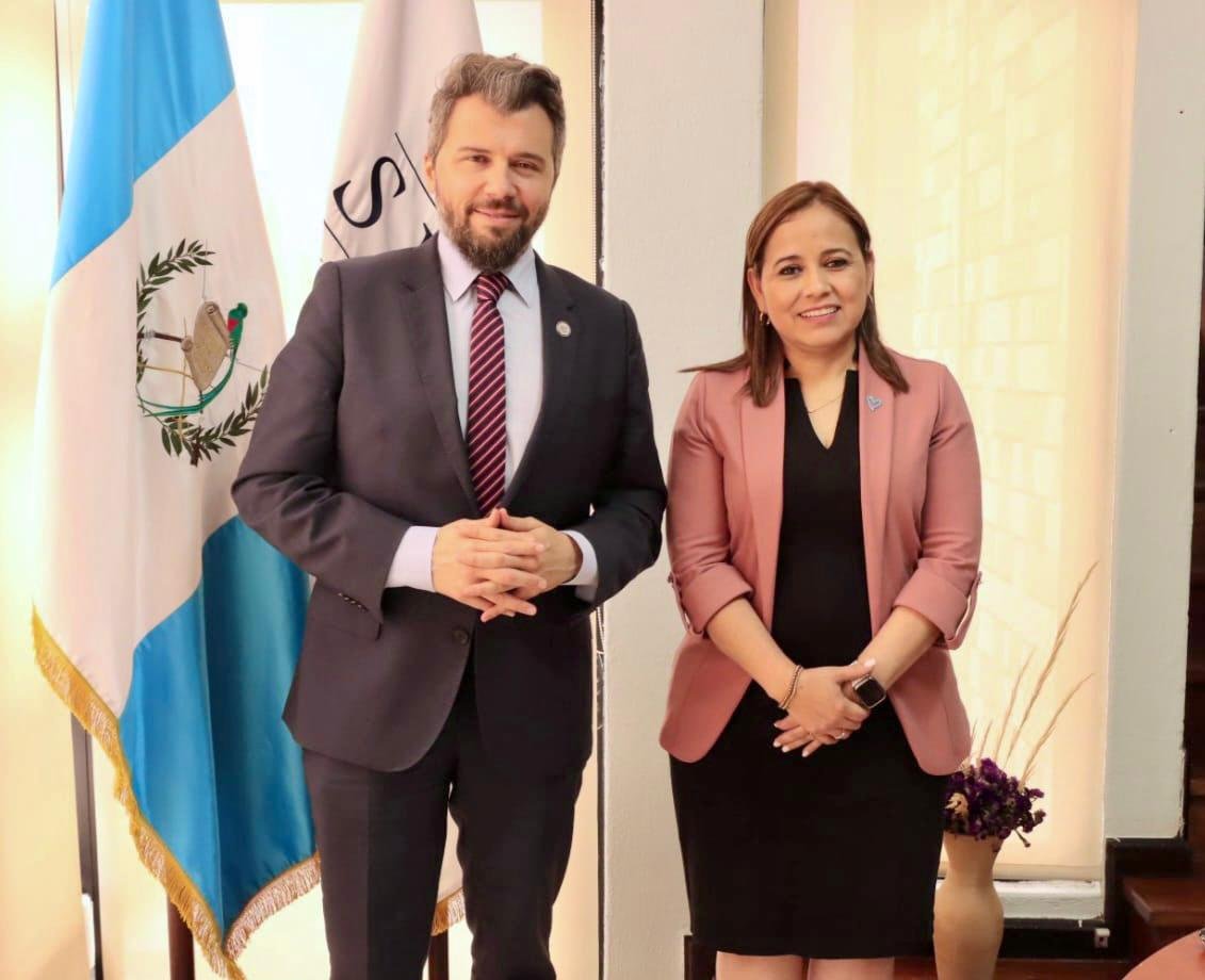 OEA - Departamento Contra Delincuencia Organizada (@oea_ddot) on Twitter photo En ciudad de Guatemala 🇬🇹, nuestro Director <a href="/G_Schulmeister/">Gastón Schulmeister</a> se reunió con la Titular de la <a href="/secretariasvet/">Secretaría SVET</a>, <a href="/danissarp/">Danissa Ramirez</a>, para fortalecer sinergias en el combate contra la #TrataDePersonas y el Tráfico Ilícito de Migrantes.
El encuentro sirvió para repasar los resultados del En ciudad de Guatemala 🇬🇹, nuestro Director <a href="/G_Schulmeister/">Gastón Schulmeister</a> se reunió con la Titular de la <a href="/secretariasvet/">Secretaría SVET</a>, <a href="/danissarp/">Danissa Ramirez</a>, para fortalecer sinergias en el combate contra la #TrataDePersonas y el Tráfico Ilícito de Migrantes.
El encuentro sirvió para repasar los resultados del