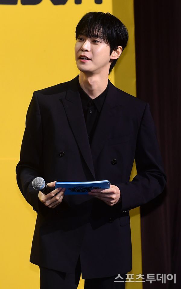 -
setelah mendengar speech ini, bagaimana perasaan mu sekarang , Naya? Apakah Naya juga merasakan hal yang sama? Karna saya juga ikut tersentuh sekali mendengar speech Shidōsha..," ucap Daniel sembari melihat kearah Kakuseisha dan Shidōsha sekali lagi.