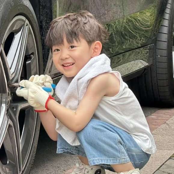 — Lessons of Love 

Teacher Japs loves kids, the reason why he has endless patience for them. But one pint-sized menace is testing that daily. Si Loki — ang pinakasutil na batang kilala niya. Kaya 
 pinatawag niya ang magulang nito. Pero bakit parang minulto siya ng kahapon?