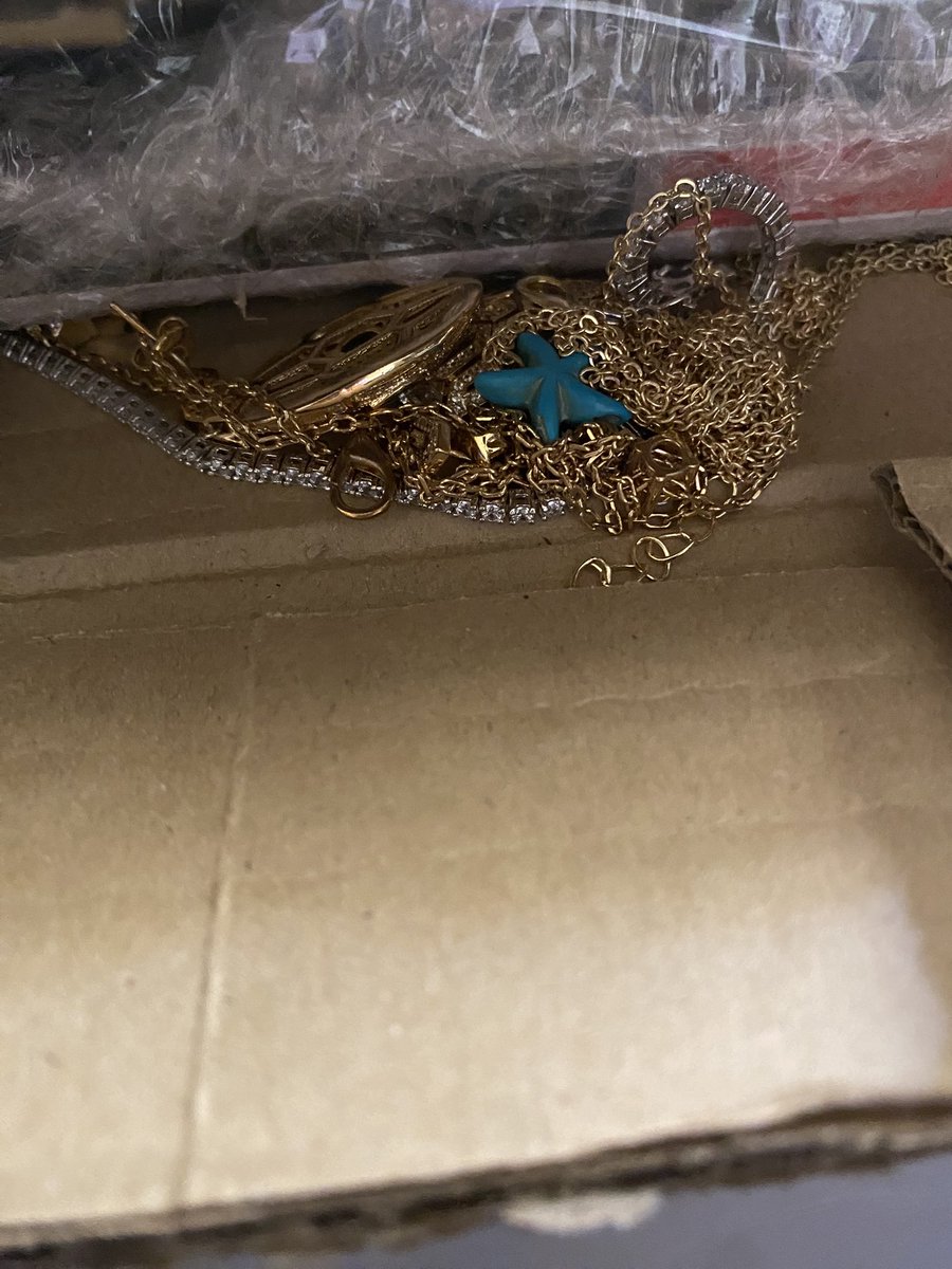 Guys I just opened my UAU album package and look what I found???????
Wtf???