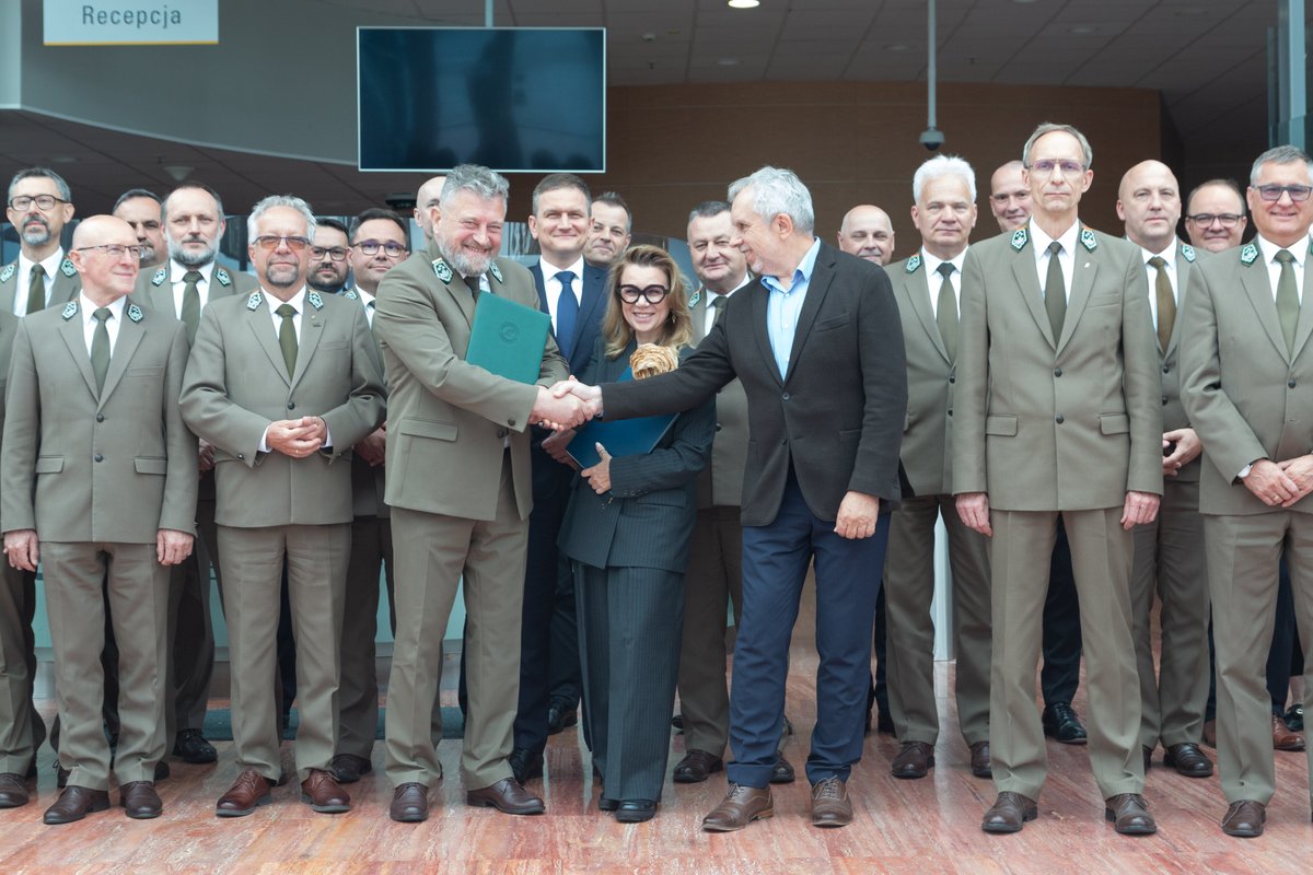 PSE S.A. (@pse_pl) on Twitter photo PSE i <a href="/LPanstwowe/">Lasy Państwowe</a> zawarły nowe porozumienie dotyczące zasad ustanawiania służebności przesyłu na gruntach leśnych zarządzanych przez Lasy Państwowe. Zwiększy ono bezpieczeństwo infrastruktury najwyższych napięć.
Więcej informacji: pse.pl/-/porozumienie… PSE i <a href="/LPanstwowe/">Lasy Państwowe</a> zawarły nowe porozumienie dotyczące zasad ustanawiania służebności przesyłu na gruntach leśnych zarządzanych przez Lasy Państwowe. Zwiększy ono bezpieczeństwo infrastruktury najwyższych napięć.
Więcej informacji: pse.pl/-/porozumienie…