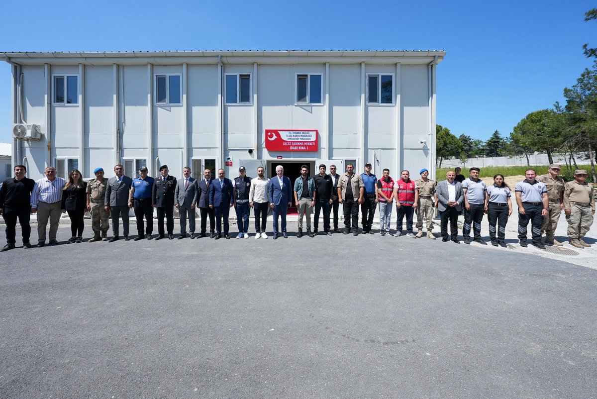 TC_istanbul's tweet image. Valimiz Davut Gül, #Arnavutköy Geri Gönderme Merkezi'ne #bayram ziyaretinde bulundu.

Görevli personellerle bayramlaşan Vali Gül’e ziyaretinde, Arnavutköy Kaymakamı Mahmut Hersanlıoğlu ve İl Göç İdaresi Müdürü Hüseyin Kemal İlday eşlik etti.

@gul_davut

#KurbanBayramı