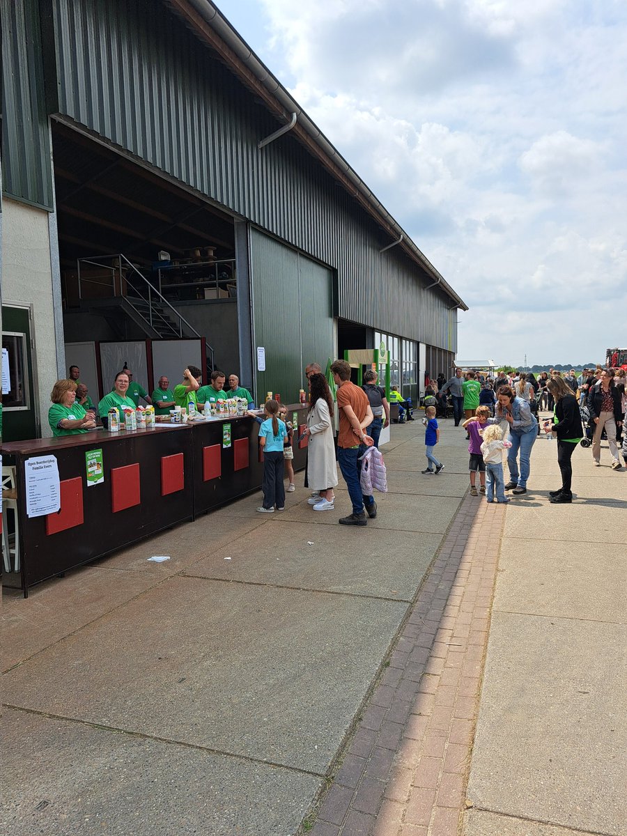 Vandaag privé een kijkje mogen nemen bij de open dag van Evers Melkveehouderij in mijn eigen dorp Vierlingsbeek 🐄🌿
Wat een mooi melkveebedrijf. Van koeien knuffelen tot windmolentjes maken – Voor jong en oud.  #Vierlingsbeek #OpenBoerderijdag #Campina #Boerderijleven