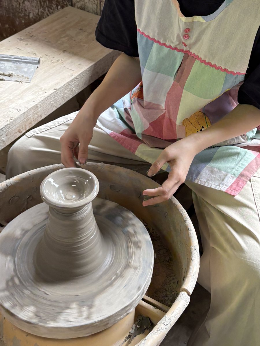 あきる野にある、とみなが陶房さんで陶芸をやった。2人で14個作って8500円とかだった...送料込みでこの値段。コスパ良すぎておすすめ！(保育士エプロン失礼致します🖖🏻)