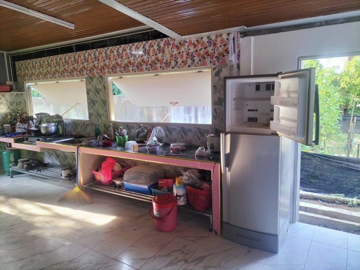 แถมเอาประตูมาทำหน้าต่าง