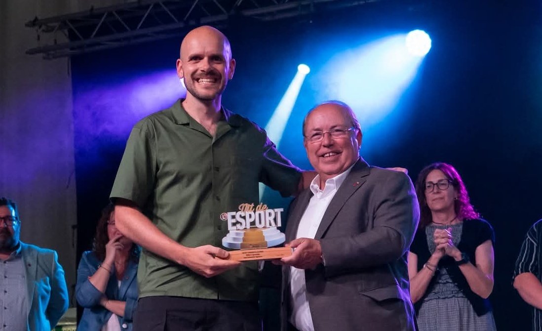 juntsperblanes's tweet photo. 🏅"La Nit de l'esport és una nit de reconeixement a la trajectòria esportiva i, per tant, em correspon felicitar-vos pels èxits. Però més enllà dels èxits vull felicitar-vos pel compromís, la perseverença, el temps i la dedicació que poseu a fer crèixer l'esport blanenc." https://t.co/0JJnEXk5rg