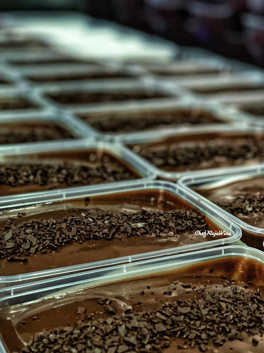 RajaWina's tweet photo. 500ml/RM10
Postage by JNT
Delivery Flat Rate RM10

Premium Classic Chocolate Moist
Topping
👉🏿dark chocolate garnche
👉🏿biscoff garnche

https://t.co/Cdbrpd3aS8 https://t.co/h2oiQHLVFo
